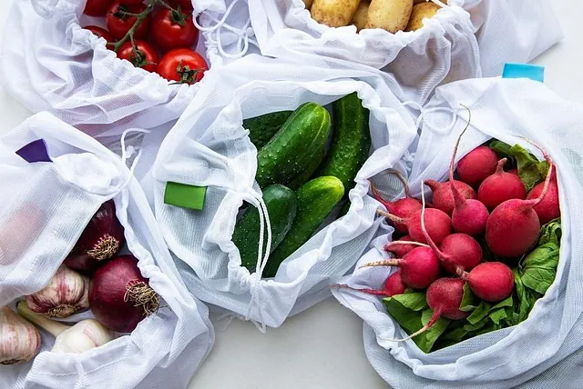 bolsas de tela blancas con productos del mercado