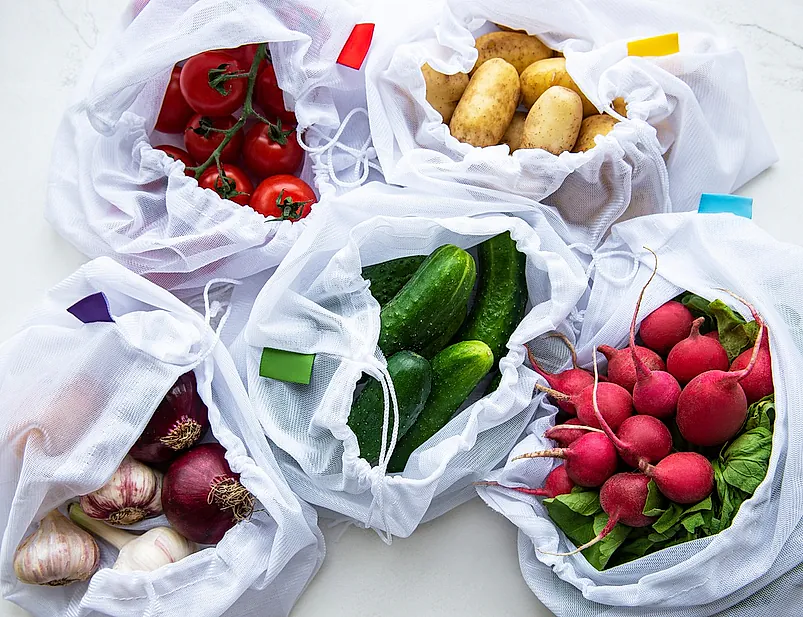 bolsas de tela blancas con productos del mercado